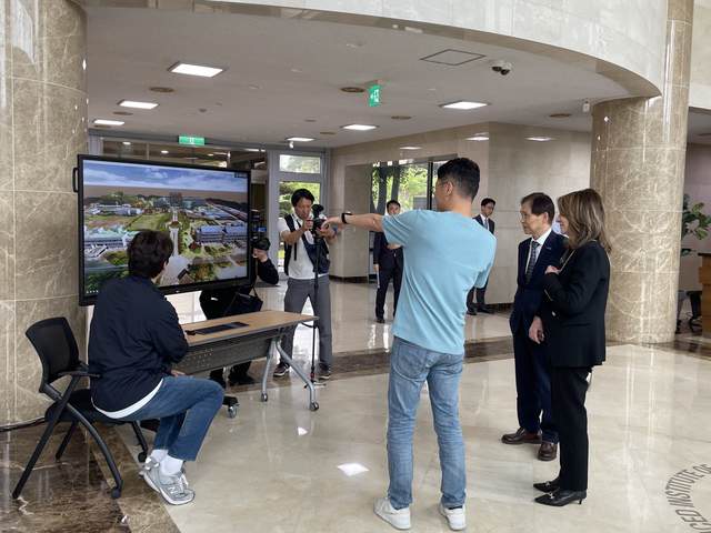 NYU President Linda in KAIST — photo 3