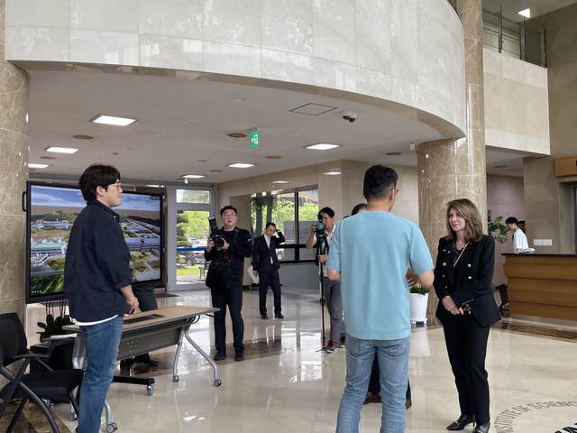 NYU President Linda in KAIST — photo 4